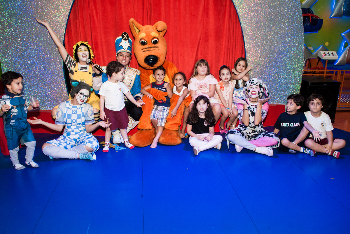 Os amigos posam para a foto com os personagens da xuxa no Buffet Casa X, Vila Leopoldina, aniversário de Sophia 7 anos, tema da festa Descendentes