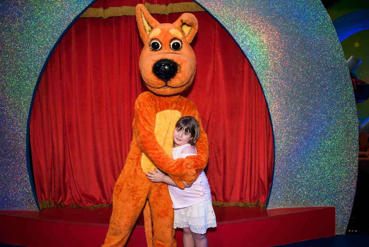 aniversariante brinca com o urso no Buffet Casa X, Vila Leopoldina, aniversário de Sophia 7 anos, tema da festa Descendentes