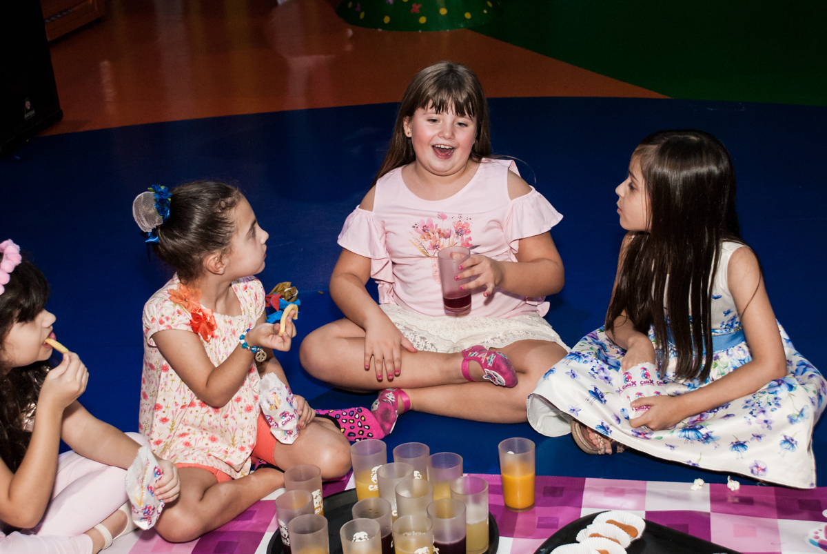 hora do lanche no Buffet Casa X, Vila Leopoldina, aniversário de Sophia 7 anos, tema da festa Descendentes