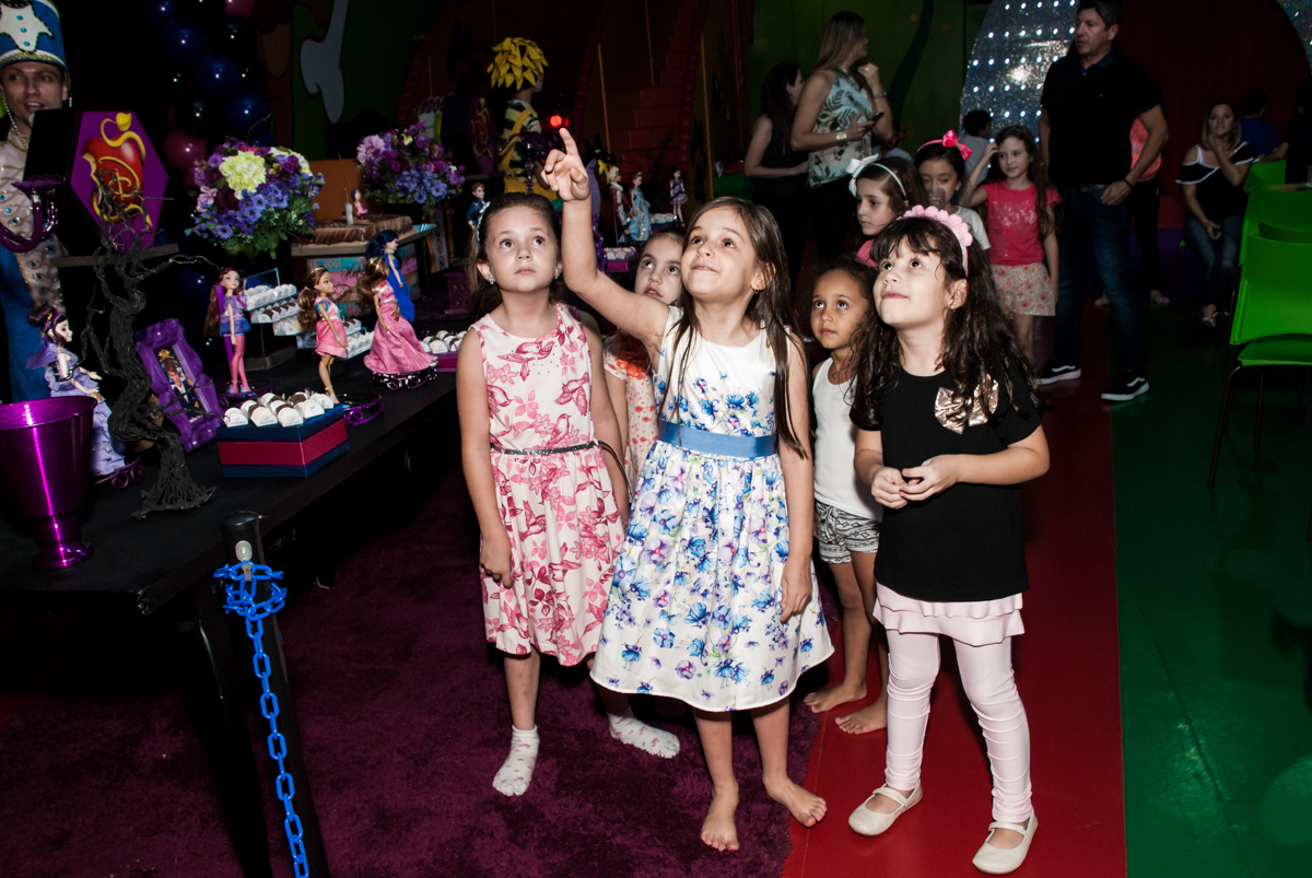 convidados observam a nave da xuxa no Buffet Casa X, Vila Leopoldina, aniversário de Sophia 7 anos, tema da festa Descendentes