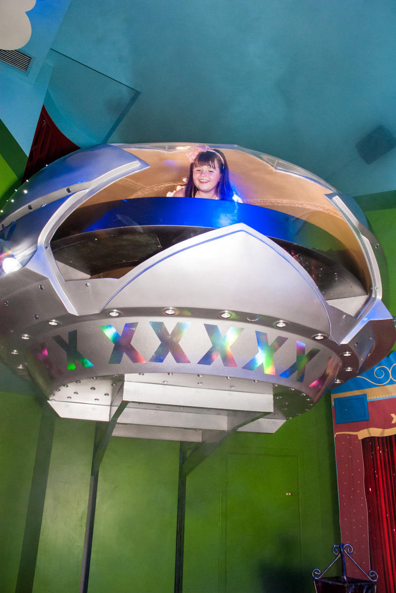 aniversariante chega na nave da xuxa no Buffet Casa X, Vila Leopoldina, aniversário de Sophia 7 anos, tema da festa Descendentes