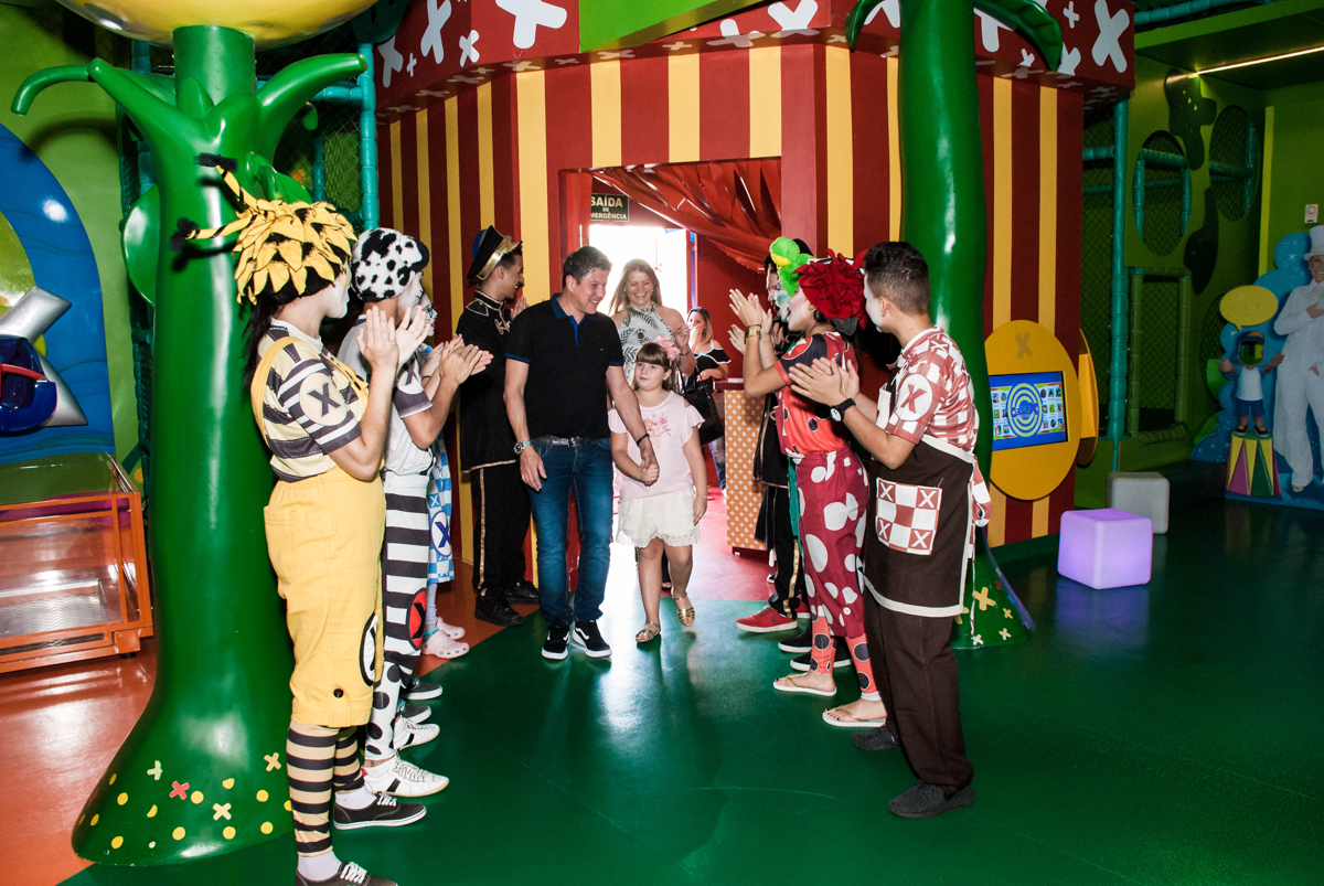 entrada da família no Buffet Casa X, Vila Leopoldina, aniversário de Sophia 7 anos, tema da festa Descendentes