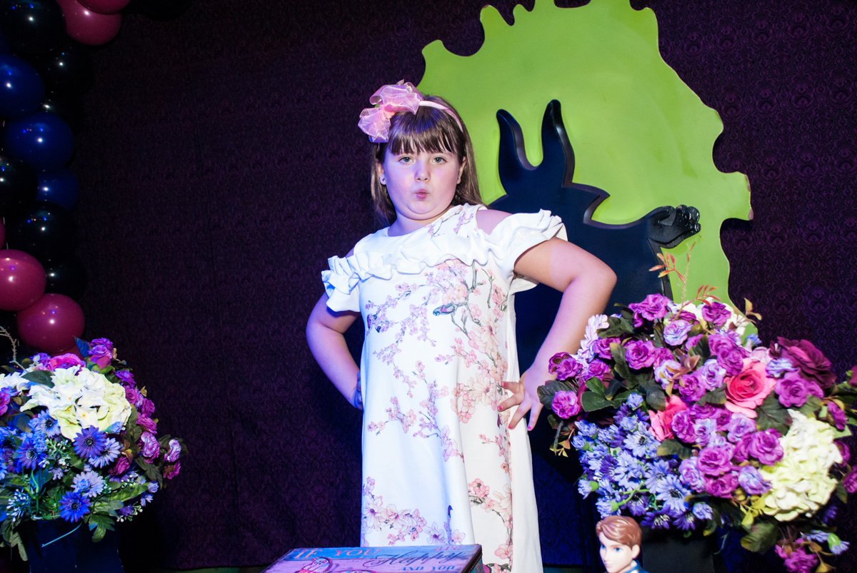 pose de foto com biquinho no Buffet Casa X, Vila Leopoldina, aniversário de Sophia 7 anos, tema da festa Descendentes