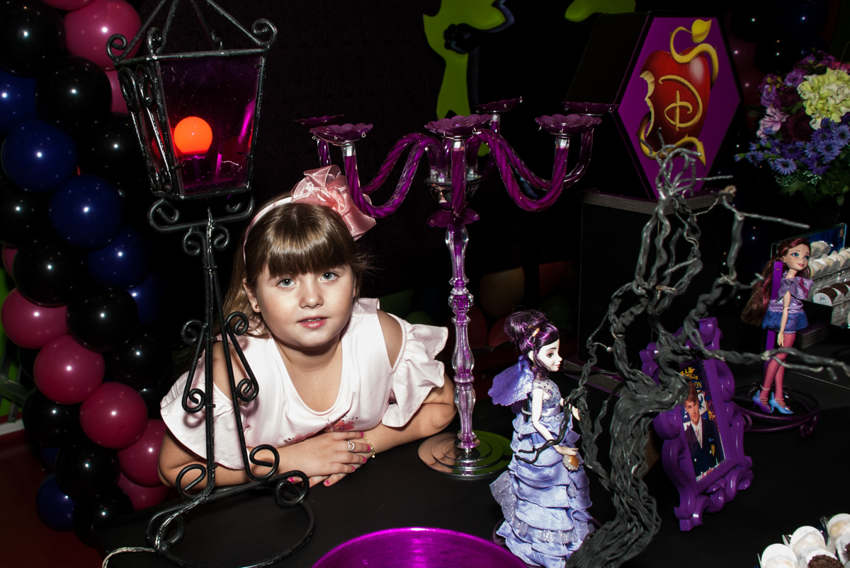 fazendo fotos na mesa decorada no Buffet Casa X, Vila Leopoldina, aniversário de Sophia 7 anos, tema da festa Descendentes