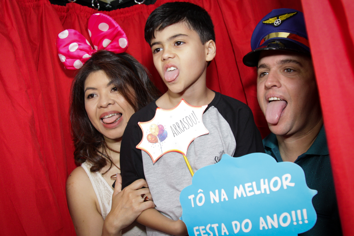 fazendo foto com careta no buffet Fábrica da Alegria Morumbi, São Paulo, aniversário de Rodrigo 10 anos, tema da festa meu malvado favorito