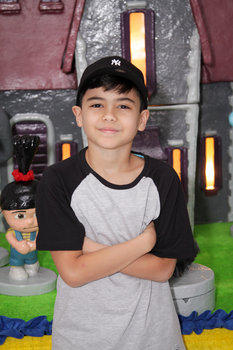 posando para a foto no buffet Fábrica da Alegria Morumbi, São Paulo, aniversário de Rodrigo 10 anos, tema da festa meu malvado favorito