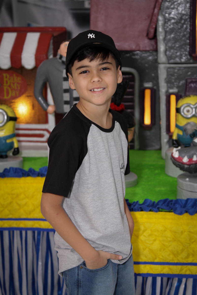 pose de galã no buffet Fábrica da Alegria Morumbi, São Paulo, aniversário de Rodrigo 10 anos, tema da festa meu malvado favorito