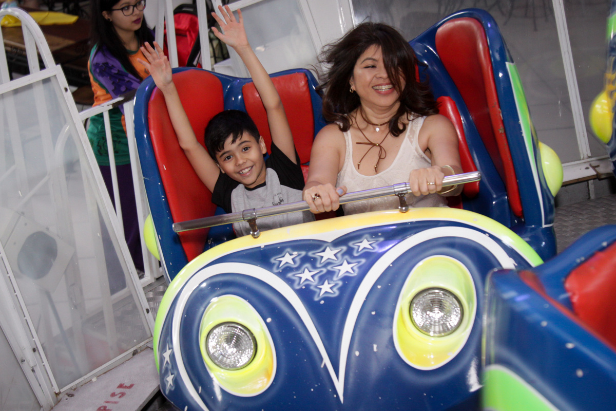 brincando no brinquedo jornada nas estrelas no buffet Fábrica da Alegria Morumbi, São Paulo, aniversário de Rodrigo 10 anos, tema da festa meu malvado favorito