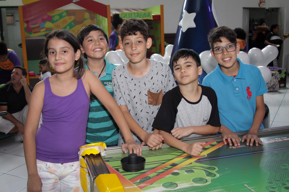 amigos posam para a foto no buffet Fábrica da Alegria Morumbi, São Paulo, aniversário de Rodrigo 10 anos, tema da festa meu malvado favorito