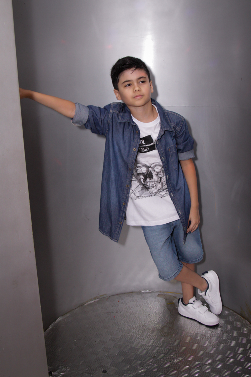 saindo da máquina do parabéns no buffet Fábrica da Alegria Morumbi, São Paulo, aniversário de Rodrigo 10 anos, tema da festa meu malvado favorito