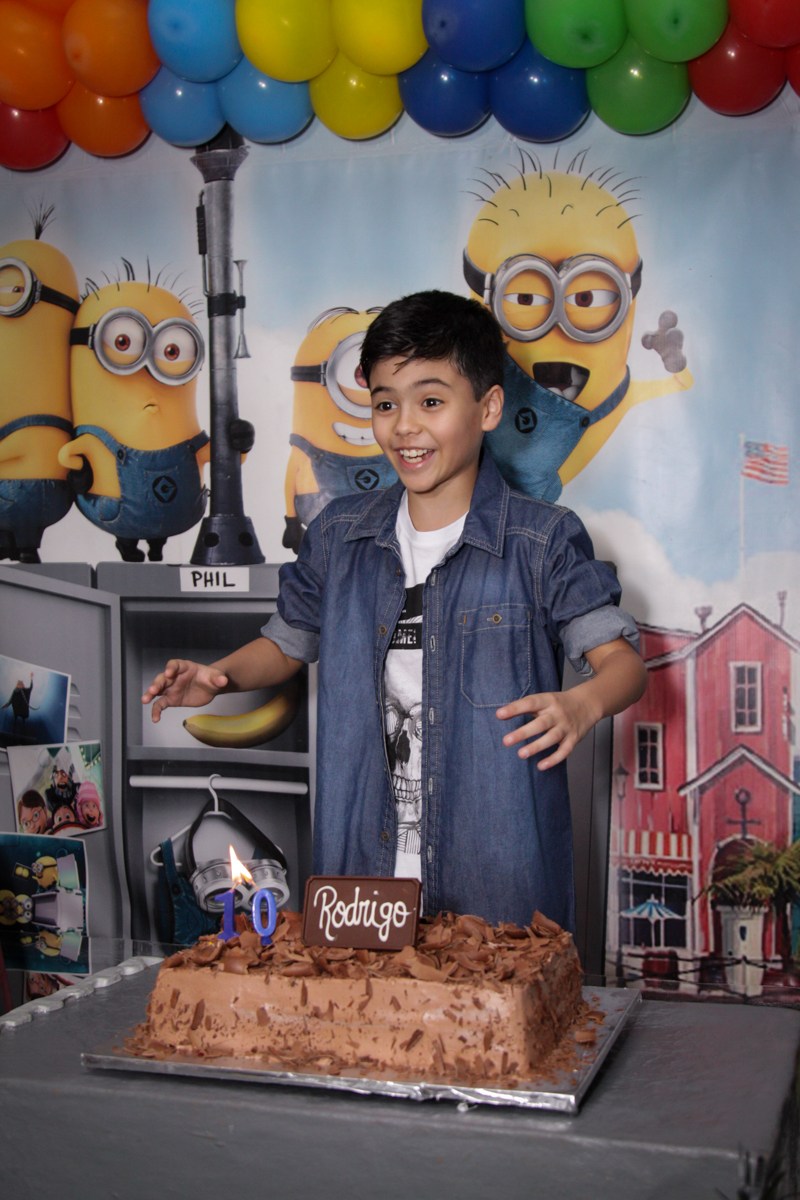 hora do parabéns no buffet Fábrica da Alegria Morumbi, São Paulo, aniversário de Rodrigo 10 anos, tema da festa meu malvado favorito