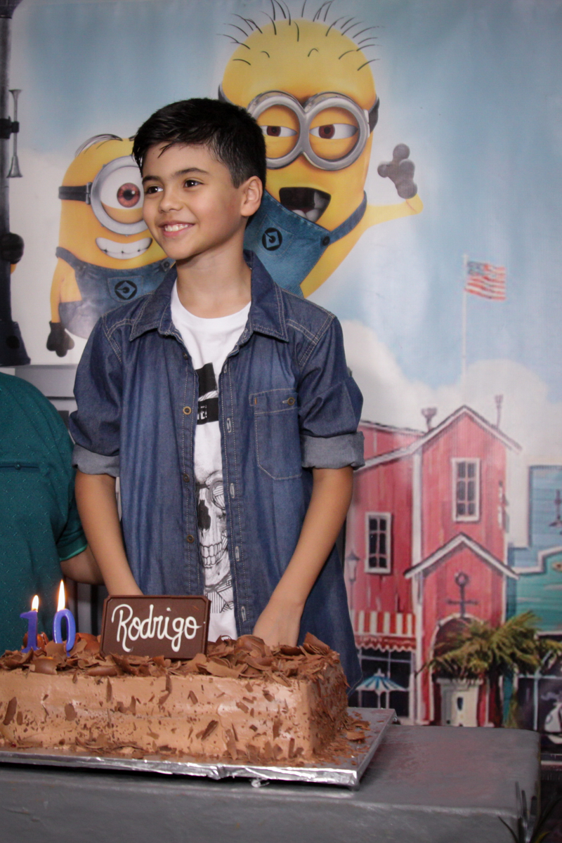 muita alegria no parabéns no buffet Fábrica da Alegria Morumbi, São Paulo, aniversário de Rodrigo 10 anos, tema da festa meu malvado favorito