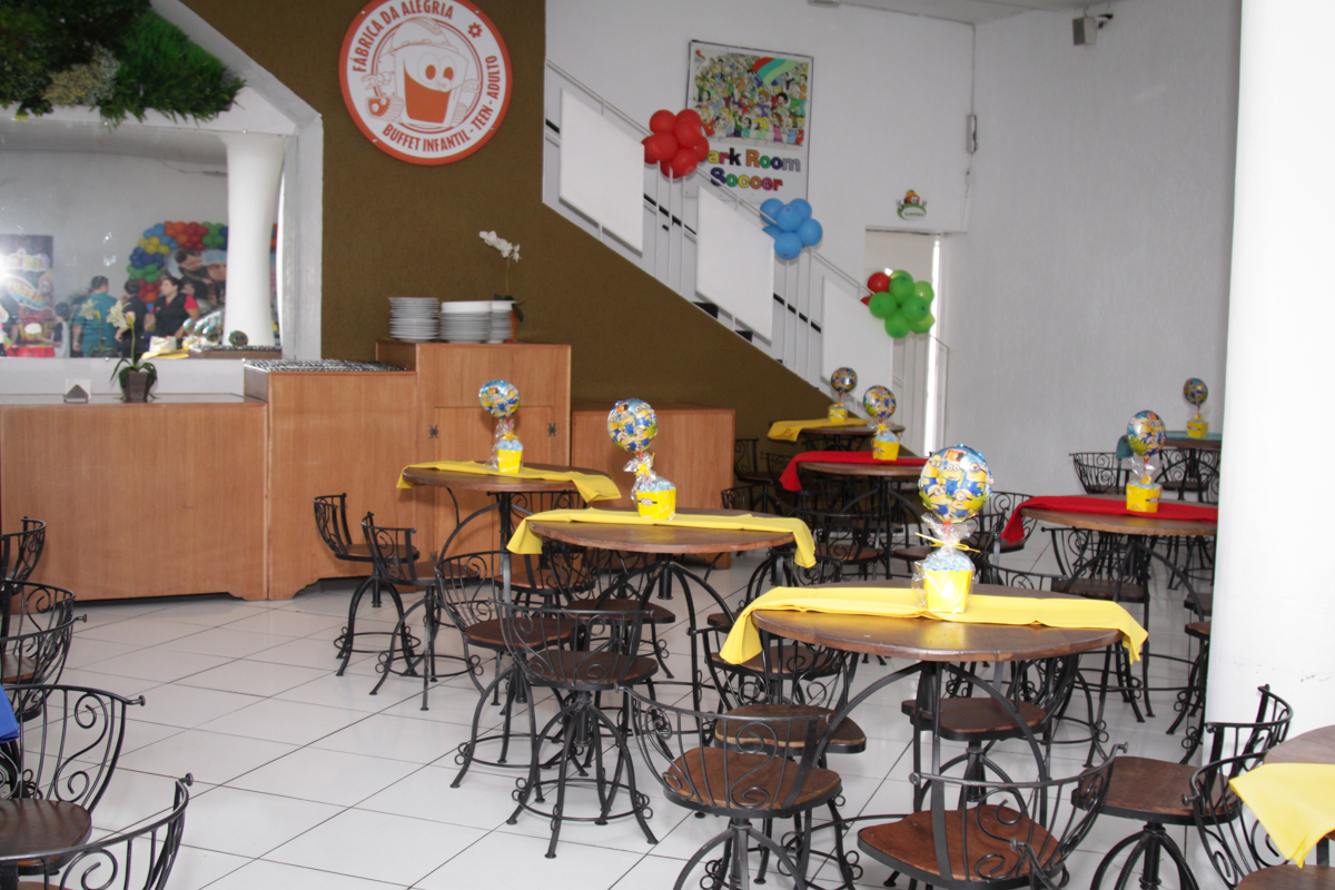 mesas decoradas com balão no buffet Fábrica da Alegria Morumbi, São Paulo, aniversário de Rodrigo 10 anos, tema da festa meu malvado favorito