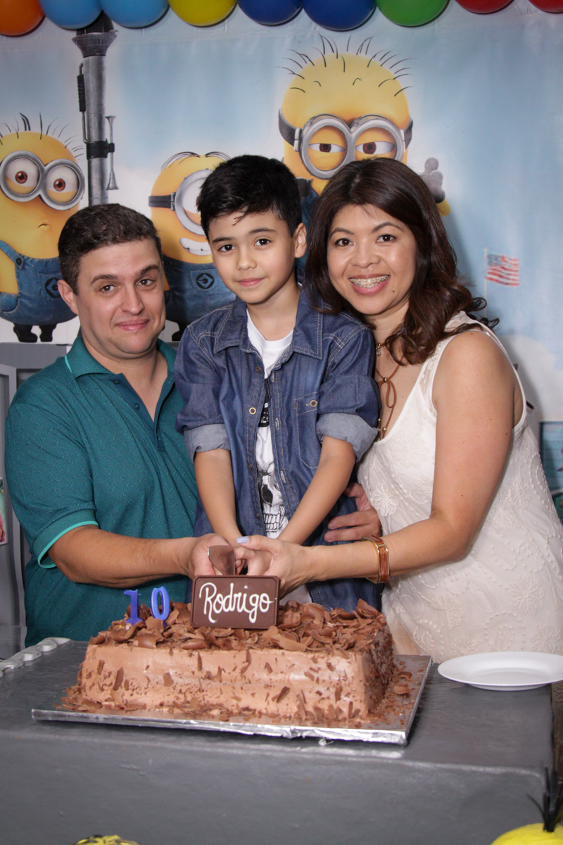 cortando o primeiro pedaço de bolo no buffet Fábrica da Alegria Morumbi, São Paulo, aniversário de Rodrigo 10 anos, tema da festa meu malvado favorito