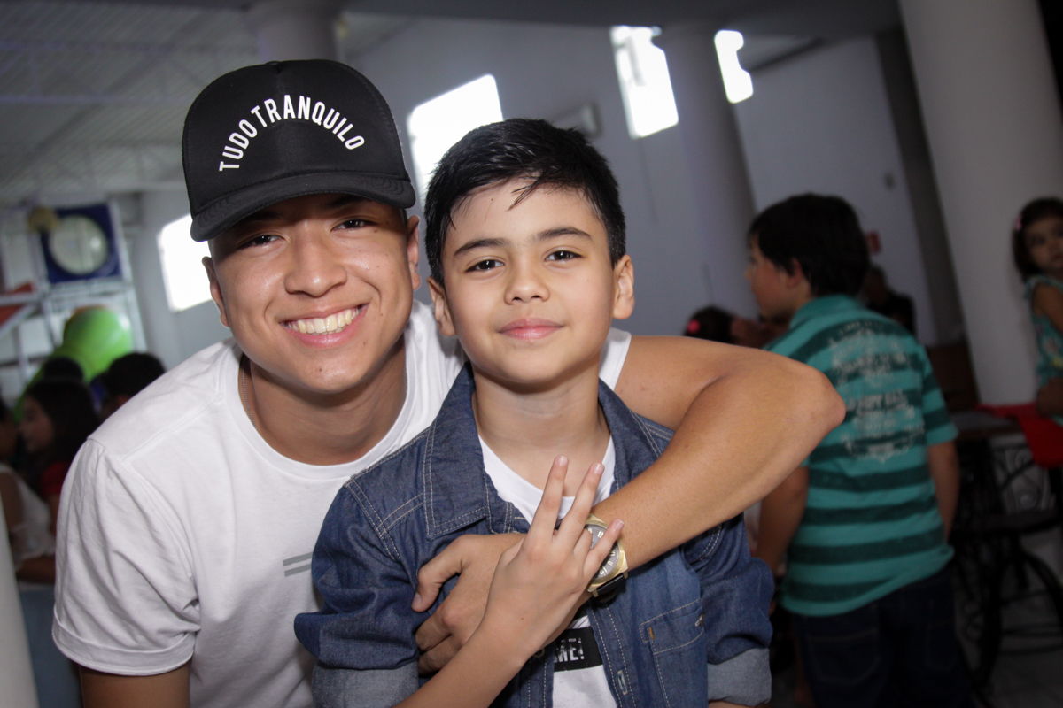 foto com o irmão no buffet Fábrica da Alegria Morumbi, São Paulo, aniversário de Rodrigo 10 anos, tema da festa meu malvado favorito