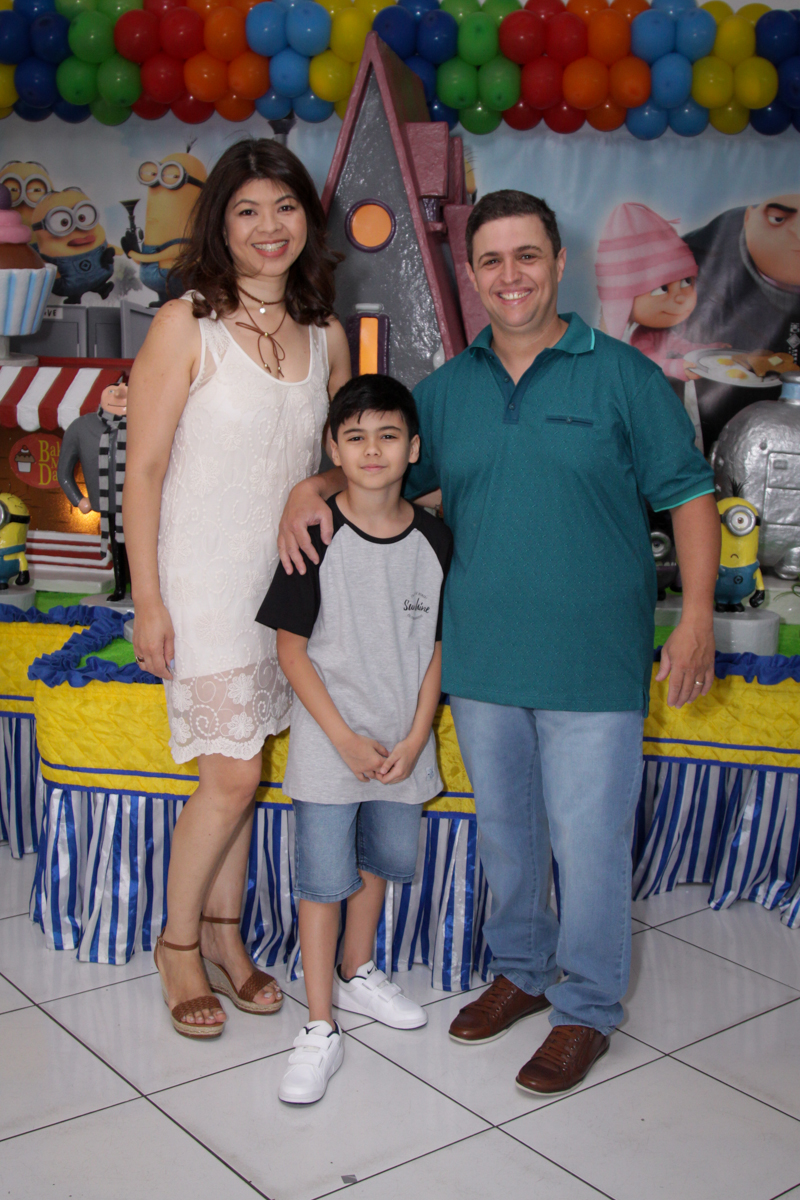 foto da família na mesa decorada no buffet Fábrica da Alegria Morumbi, São Paulo, aniversário de Rodrigo 10 anos, tema da festa meu malvado favorito