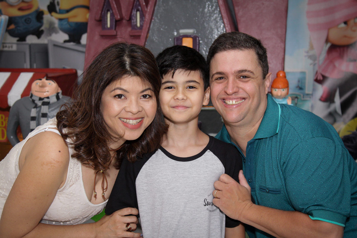 foto close da família no buffet Fábrica da Alegria Morumbi, São Paulo, aniversário de Rodrigo 10 anos, tema da festa meu malvado favorito