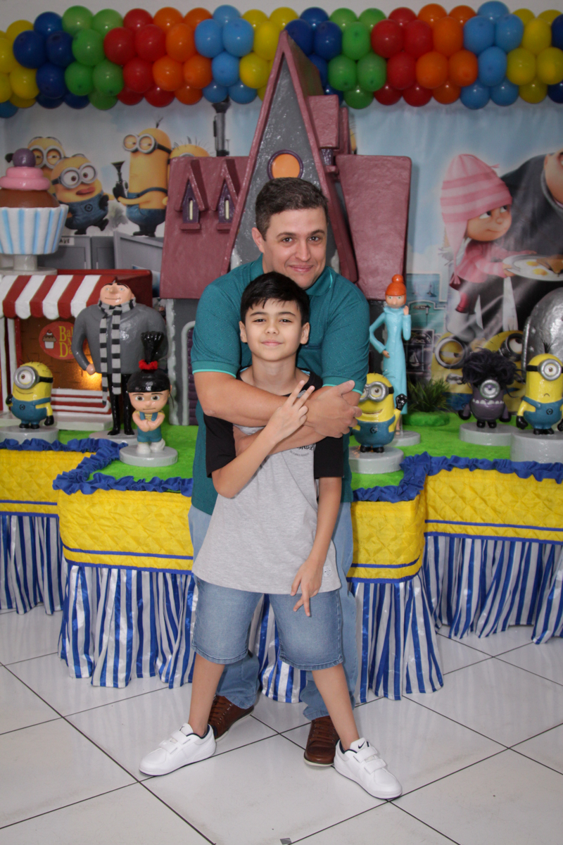 foto pai e filho no buffet Fábrica da Alegria Morumbi, São Paulo, aniversário de Rodrigo 10 anos, tema da festa meu malvado favorito