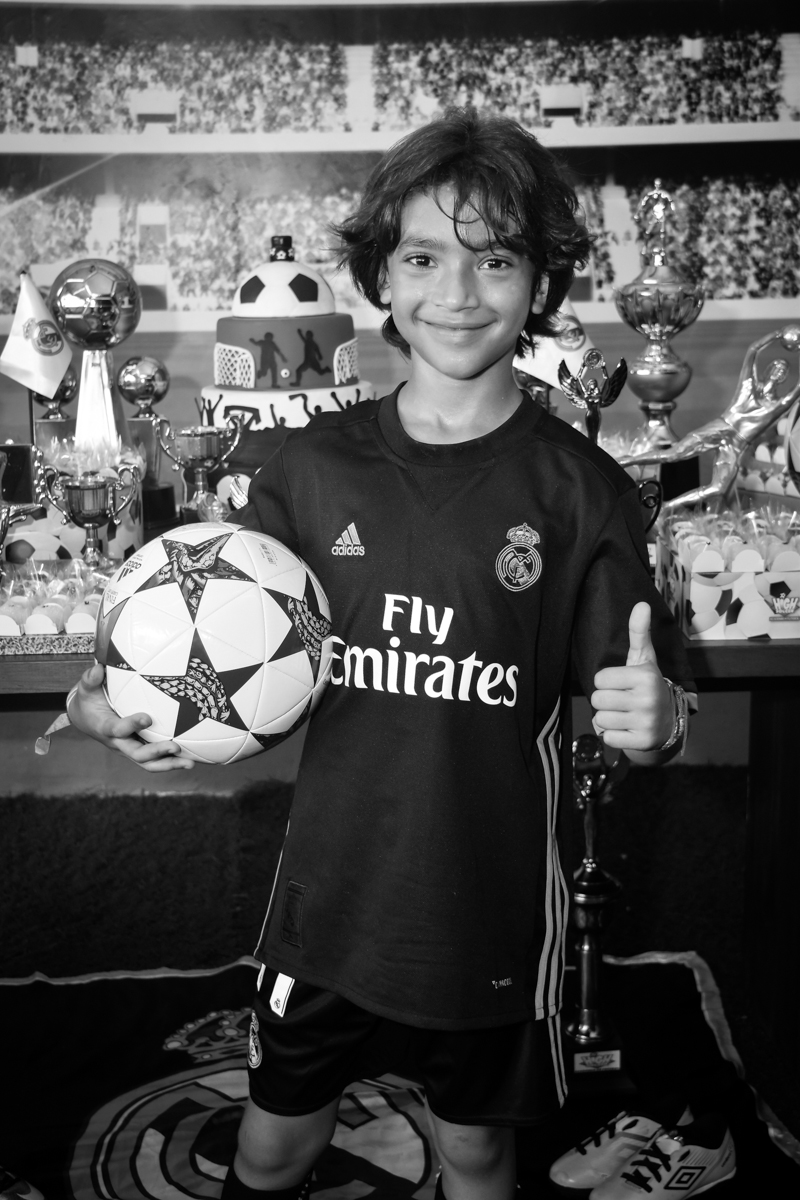 pose para a foto com a bola no buffet High Soccer aniversario de João Pedro 8 anos, tema da festa Real Madrid