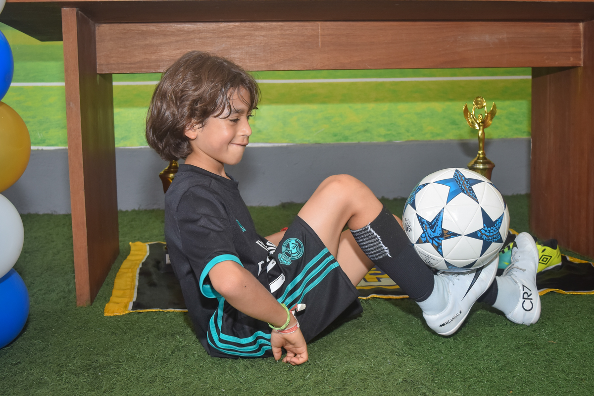 fazendo embaixadinha no buffet High Soccer aniversario de João Pedro 8 anos, tema da festa Real Madrid