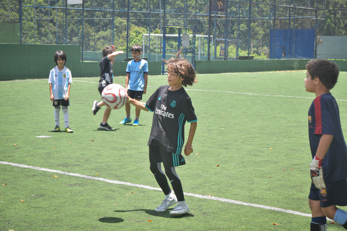 inicio de jogo no buffet High Soccer aniversario de João Pedro 8 anos, tema da festa Real Madrid