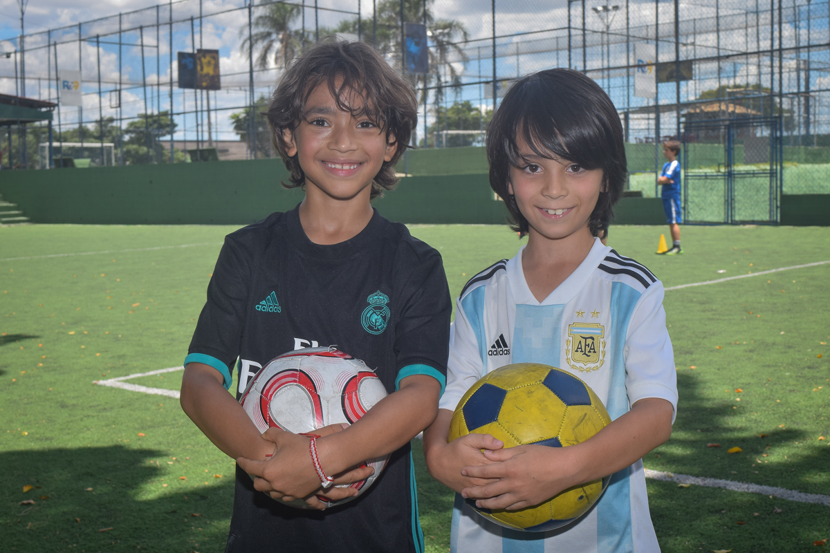 recebendo o amigo no buffet High Soccer aniversario de João Pedro 8 anos, tema da festa Real Madrid