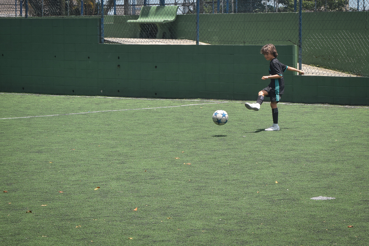 jogo de futebol animado no buffet High Soccer aniversario de João Pedro 8 anos, tema da festa Real Madrid