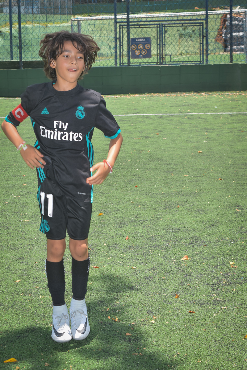 jogo de futebol divertido no buffet High Soccer aniversario de João Pedro 8 anos, tema da festa Real Madrid