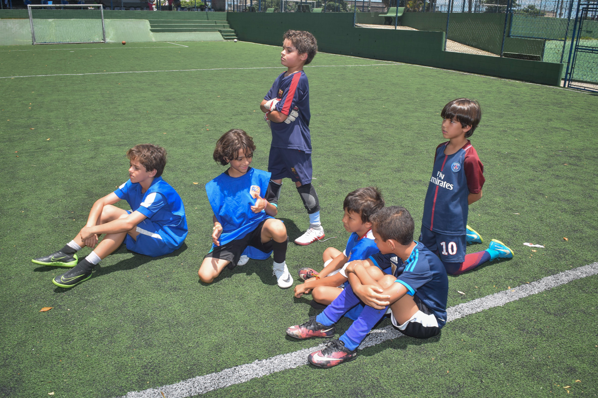 jogadores descansam para o jogo no buffet High Soccer aniversario de João Pedro 8 anos, tema da festa Real Madrid