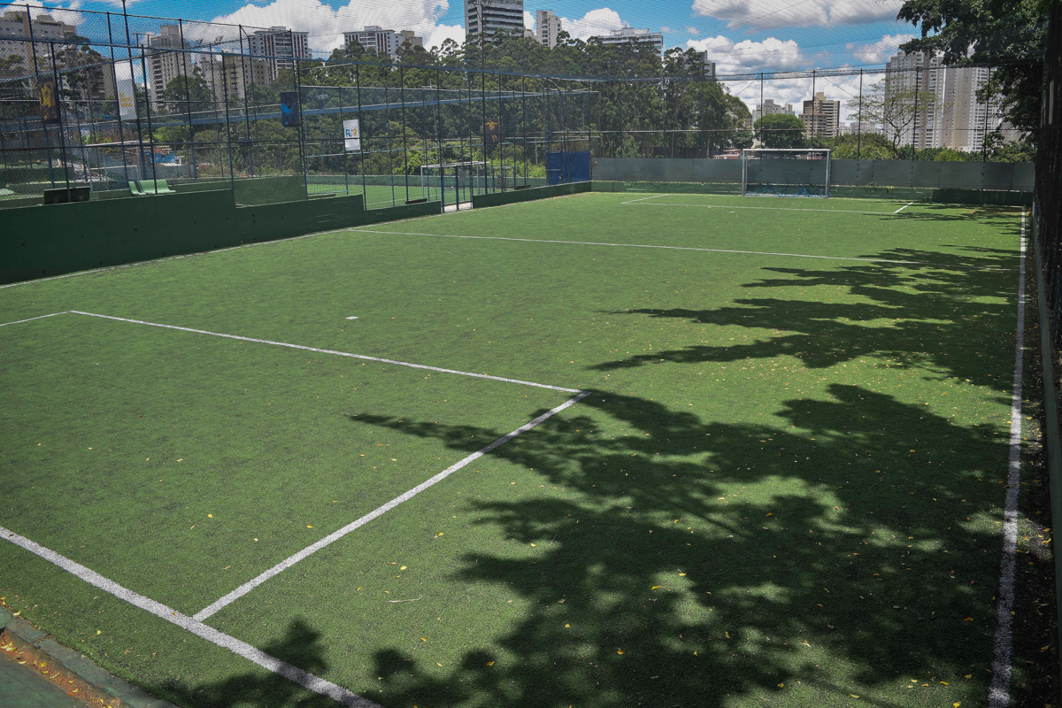 campo de futebol no buffet High Soccer aniversario de João Pedro 8 anos, tema da festa Real Madrid