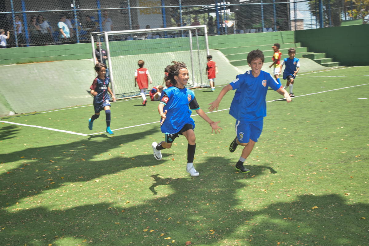 correndo atraz da bola no buffet High Soccer aniversario de João Pedro 8 anos, tema da festa Real Madrid