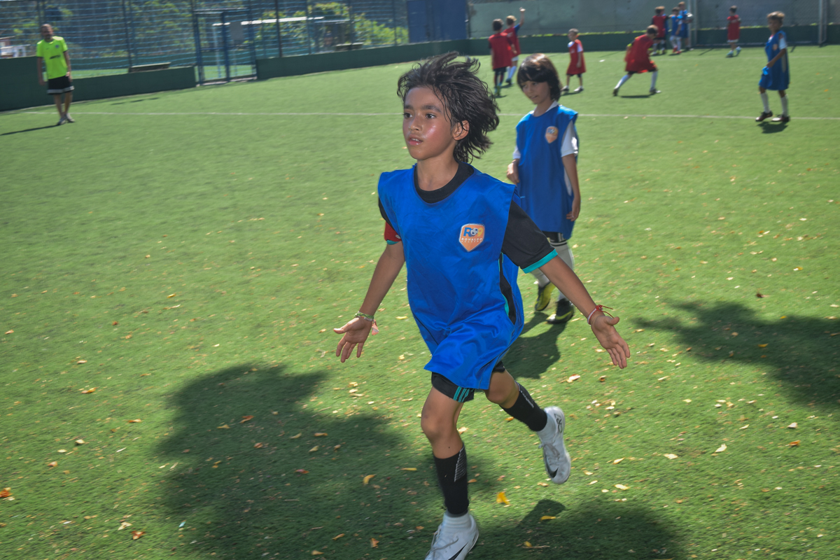 correndo no campo no buffet High Soccer aniversario de João Pedro 8 anos, tema da festa Real Madrid