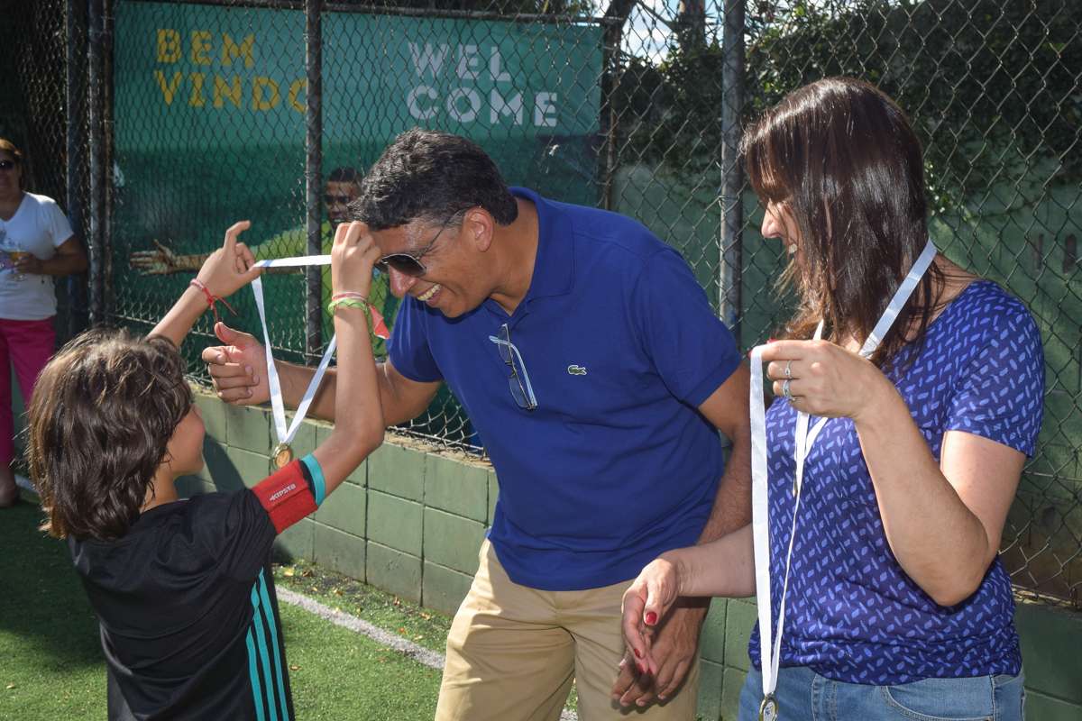 entregando a medalha para o pai no buffet High Soccer aniversario de João Pedro 8 anos, tema da festa Real Madrid