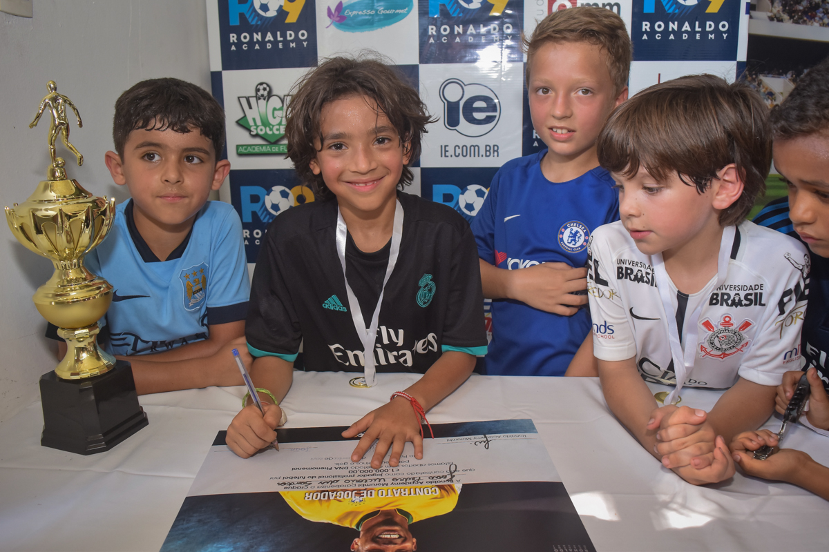 assinando contrato de trablho no buffet High Soccer aniversario de João Pedro 8 anos, tema da festa Real Madrid