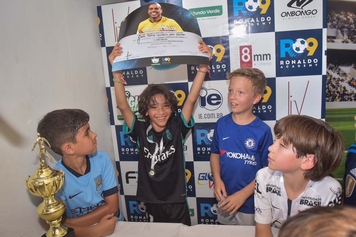 comemorando a contratação no buffet High Soccer aniversario de João Pedro 8 anos, tema da festa Real Madrid