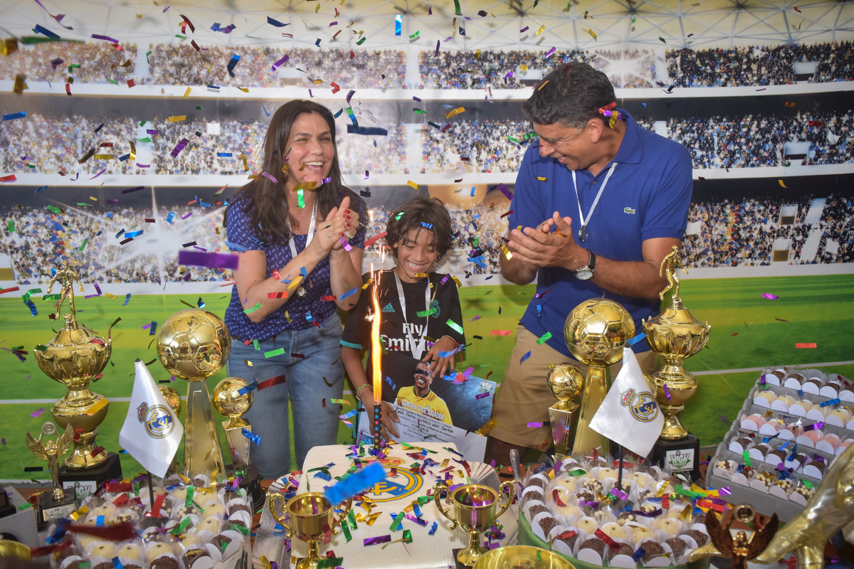 Parabéns animado no buffet High Soccer aniversario de João Pedro 8 anos, tema da festa Real Madrid