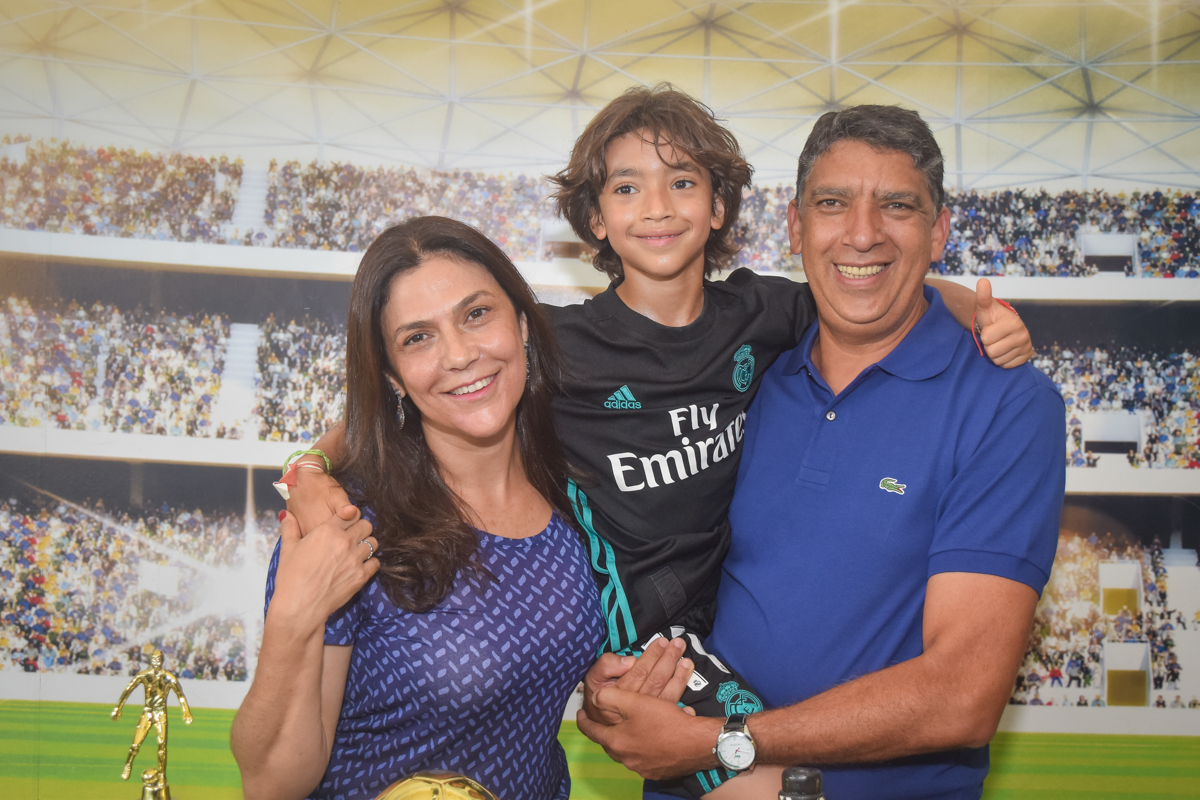 pais e filho feliz na festa no buffet High Soccer aniversario de João Pedro 8 anos, tema da festa Real Madrid