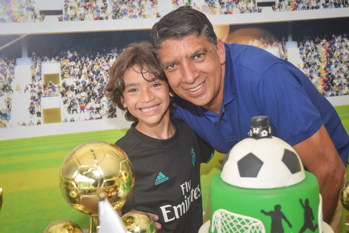 foto pai e filho no buffet High Soccer aniversario de João Pedro 8 anos, tema da festa Real Madrid