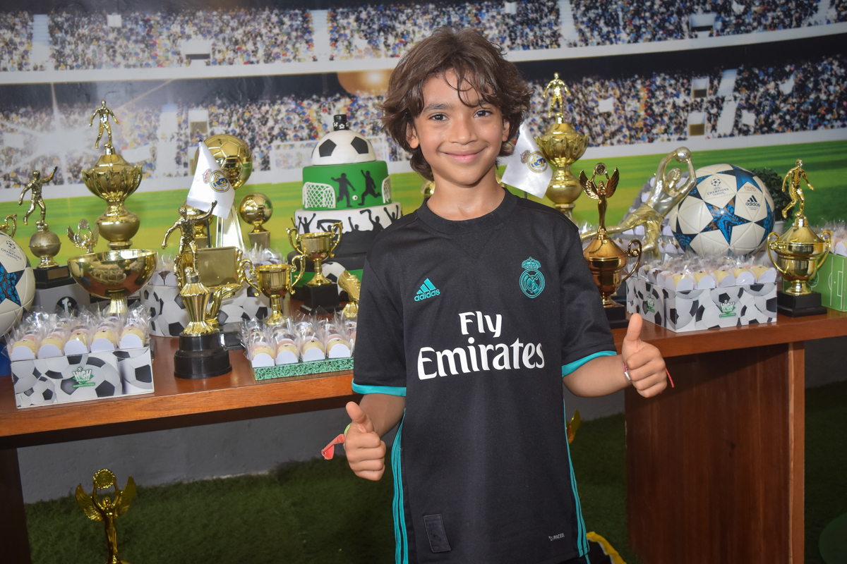 posando para a foto no buffet High Soccer aniversario de João Pedro 8 anos, tema da festa Real Madrid