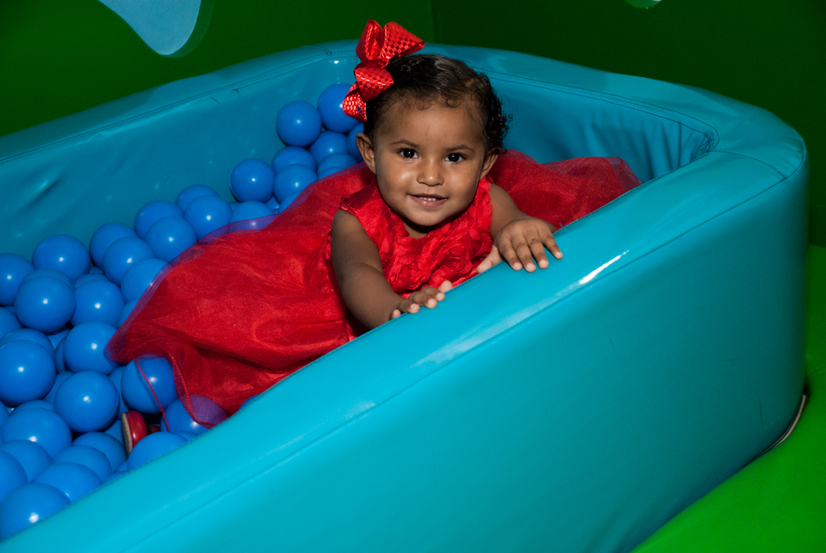 diversão na piscina de bolinhas no Buffet Comics aniversario de Geovanna 1 ano tema da festa circo