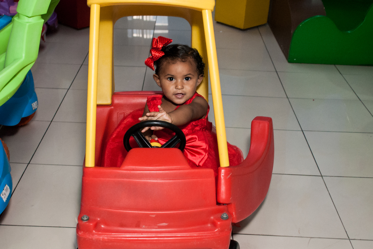 dirigindo o carrinho no Buffet Comics aniversario de Geovanna 1 ano tema da festa circo