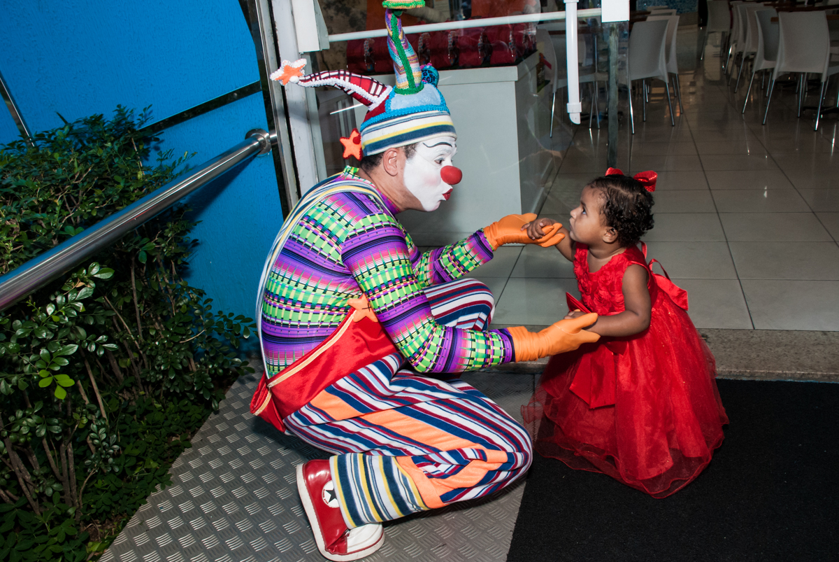 recebendo o palhaço para sua festa no Buffet Comics aniversario de Geovanna 1 ano tema da festa circo