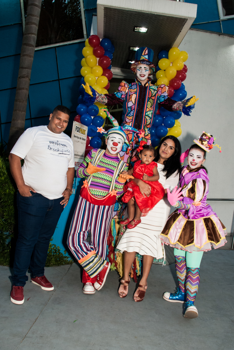foto da famîlia com o palhaço no Buffet Comics aniversario de Geovanna 1 ano tema da festa circo