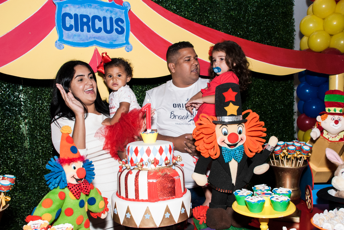 hora do parabéns no Buffet Comics aniversario de Geovanna 1 ano tema da festa circo