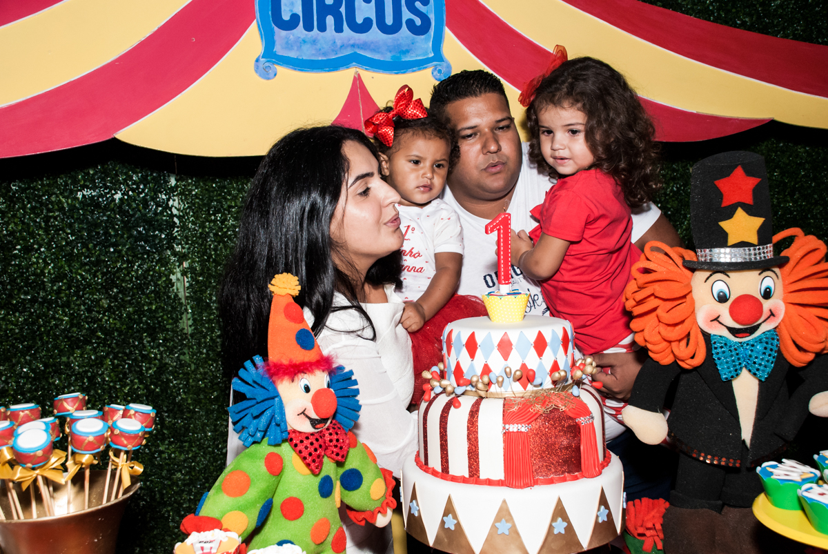 soprando a vela do bolo no Buffet Comics aniversario de Geovanna 1 ano tema da festa circo