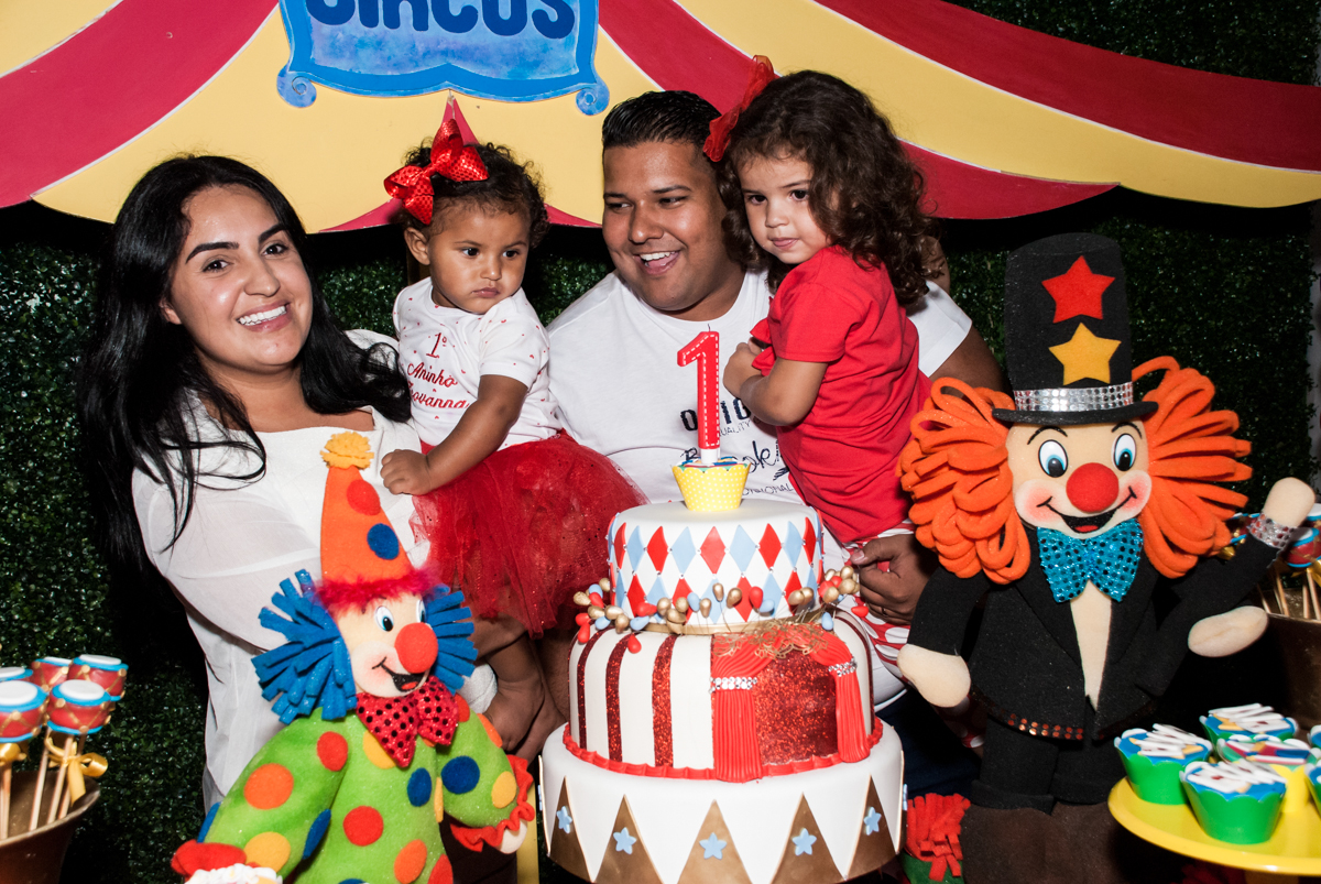 cortando o primeiro pedaço de bolo no Buffet Comics aniversario de Geovanna 1 ano tema da festa circo