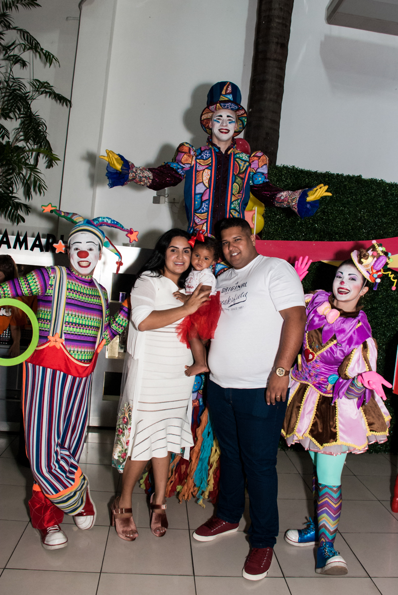foto com os personagens do circo no Buffet Comics aniversario de Geovanna 1 ano tema da festa circo