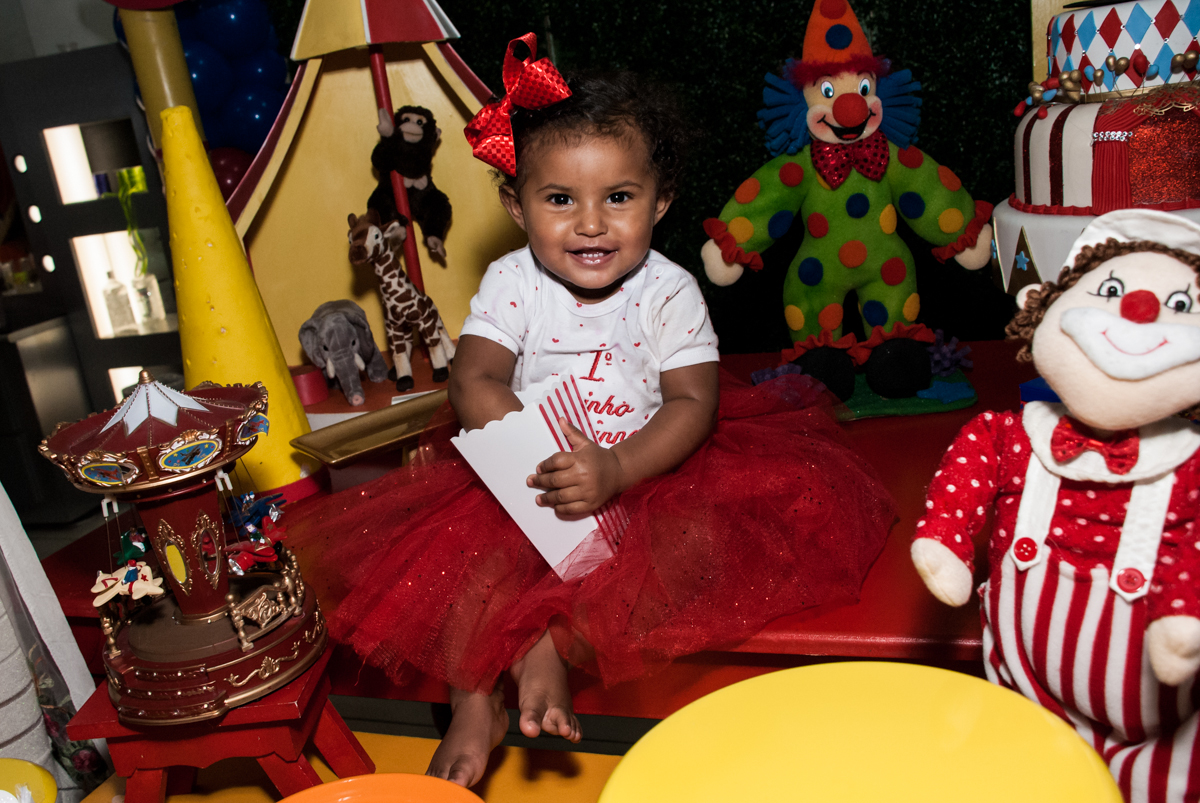 divertindo na mesa decorada no Buffet Comics aniversario de Geovanna 1 ano tema da festa circo