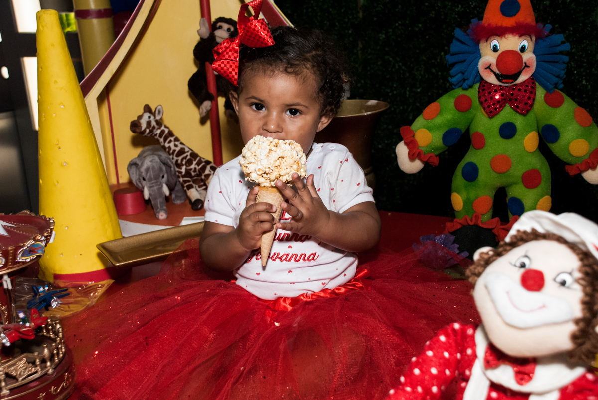 comendo pipocas no Buffet Comics aniversario de Geovanna 1 ano tema da festa circo