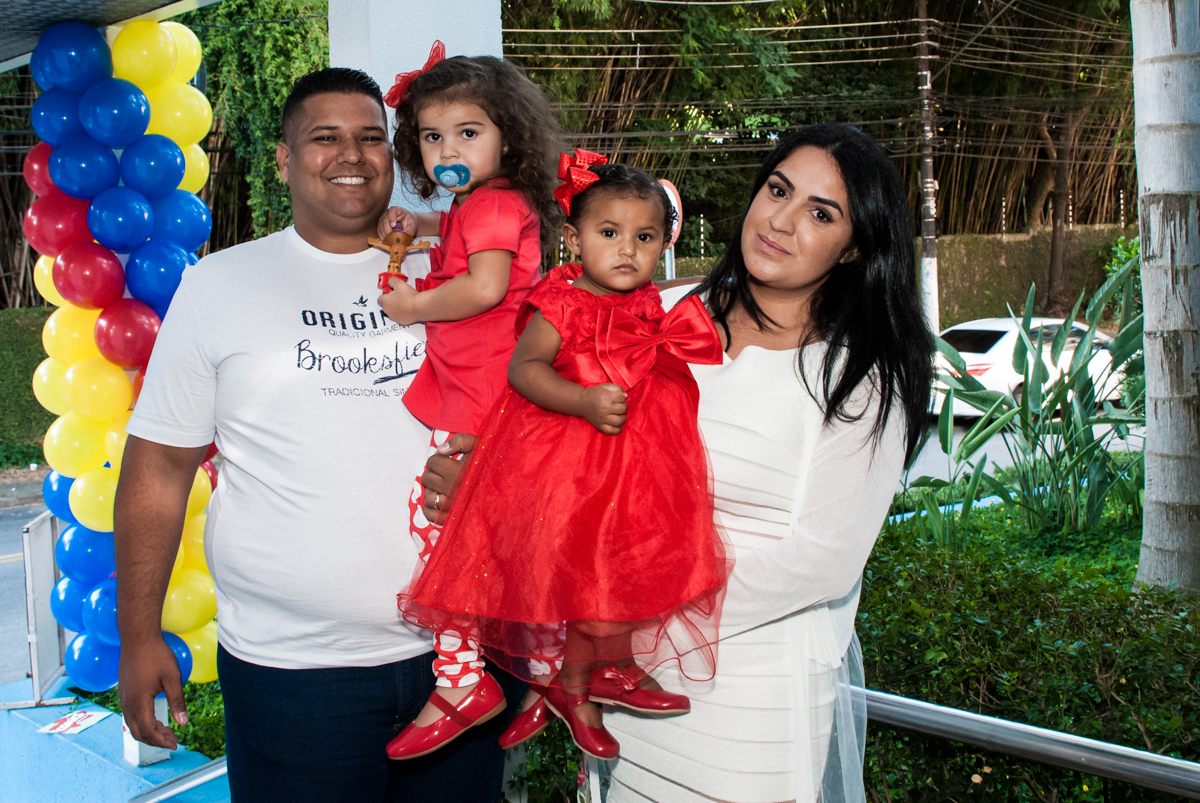 familia sendo fotografada na mesa decorada no Buffet Comics aniversario de Geovanna 1 ano tema da festa circo